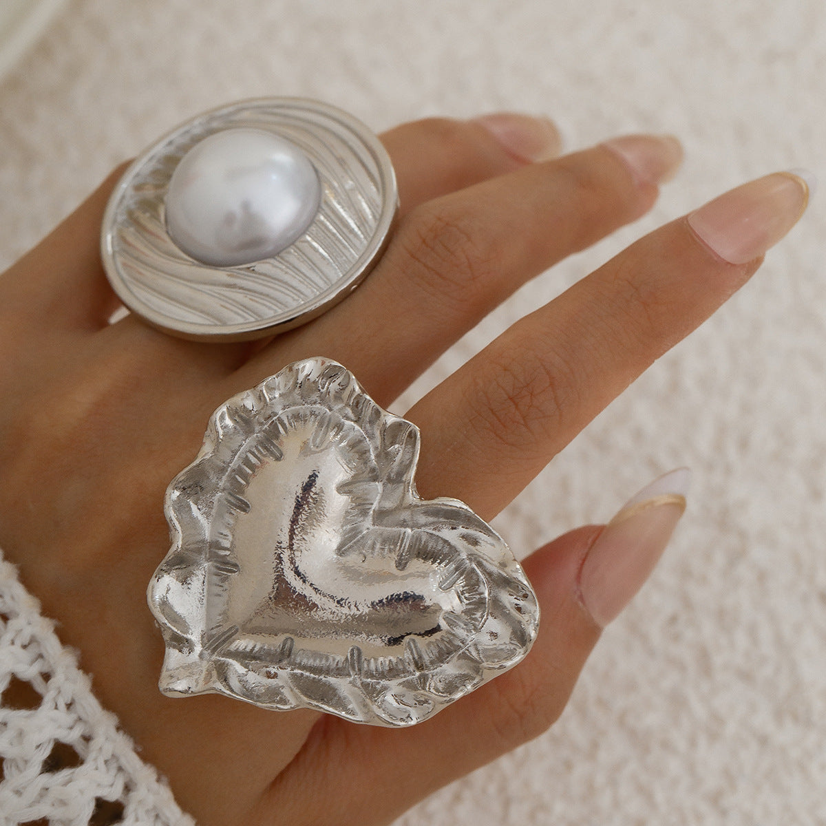 Anillo de aleación con forma de corazón texturizado estilo punk para mujer con acabado martillado y superficie galvanizada