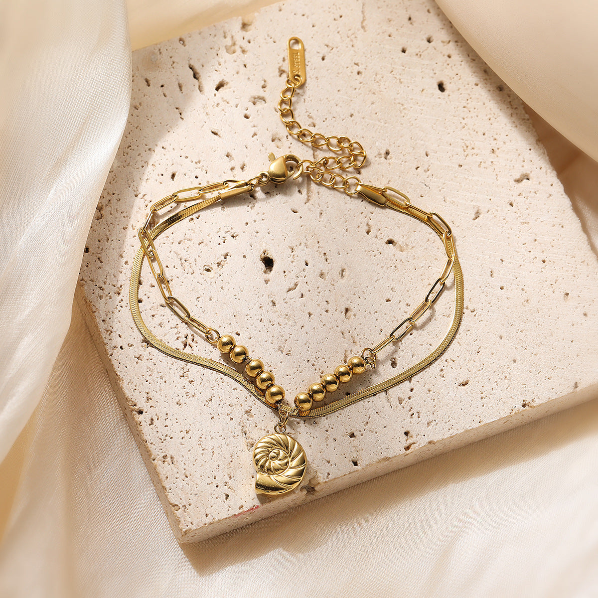 Braccialetto geometrico minimalista in acciaio inossidabile da donna con placcatura in oro 18 carati, design a doppio strato impilabile