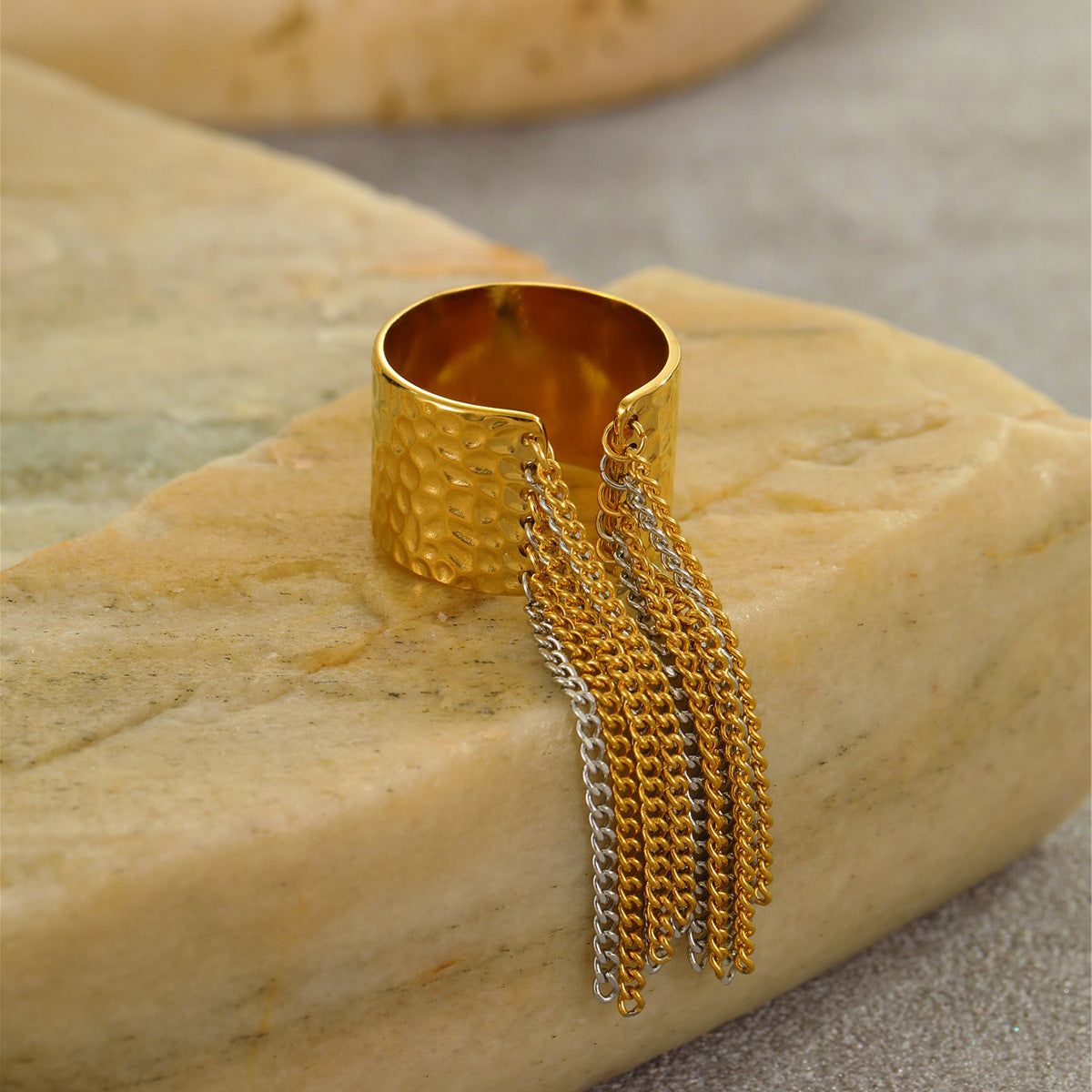 Anello regolabile di lusso da donna in acciaio al titanio con geometria e nappa, finitura placcata ipoallergenica
