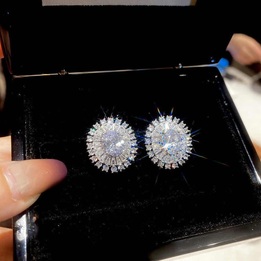 Orecchini a perno minimalisti a stella con perle e accenti di zirconi, su perni in acciaio ipoallergenico