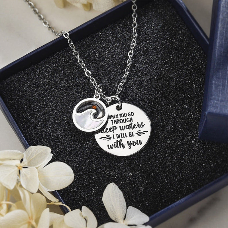 Collana con ciondolo a forma di montagna geometrica a seme di senape in acciaio inossidabile con ciondolo in acciaio al titanio e finitura galvanizzata per donne e uomini