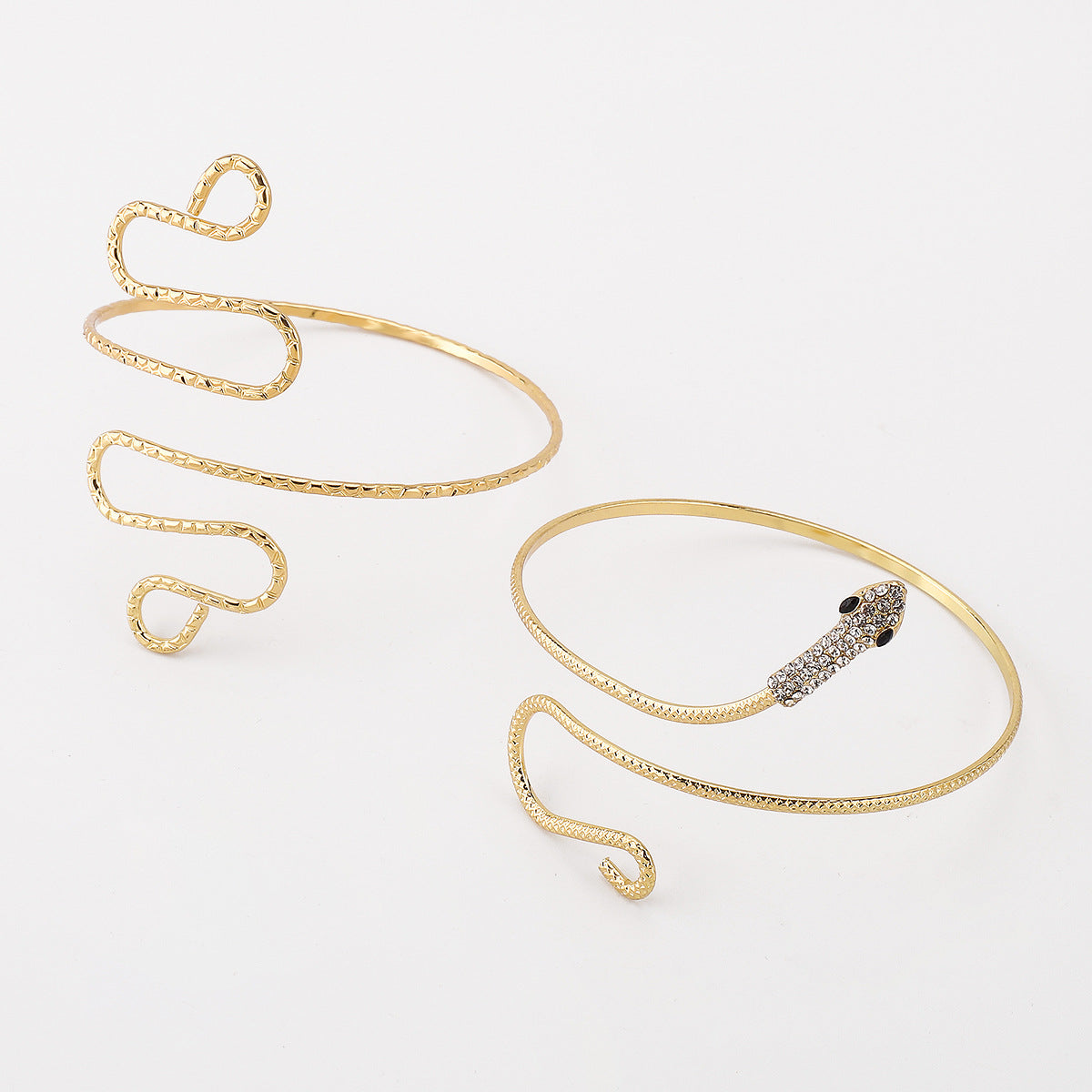 Bracciale rigido aperto geometrico ritorto da donna con intarsio in strass e finitura placcata
