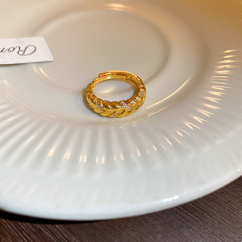 Anello da donna aperto a rombo a forma di fiore di iris in rame con intarsio di zirconi, ispirato al vintage