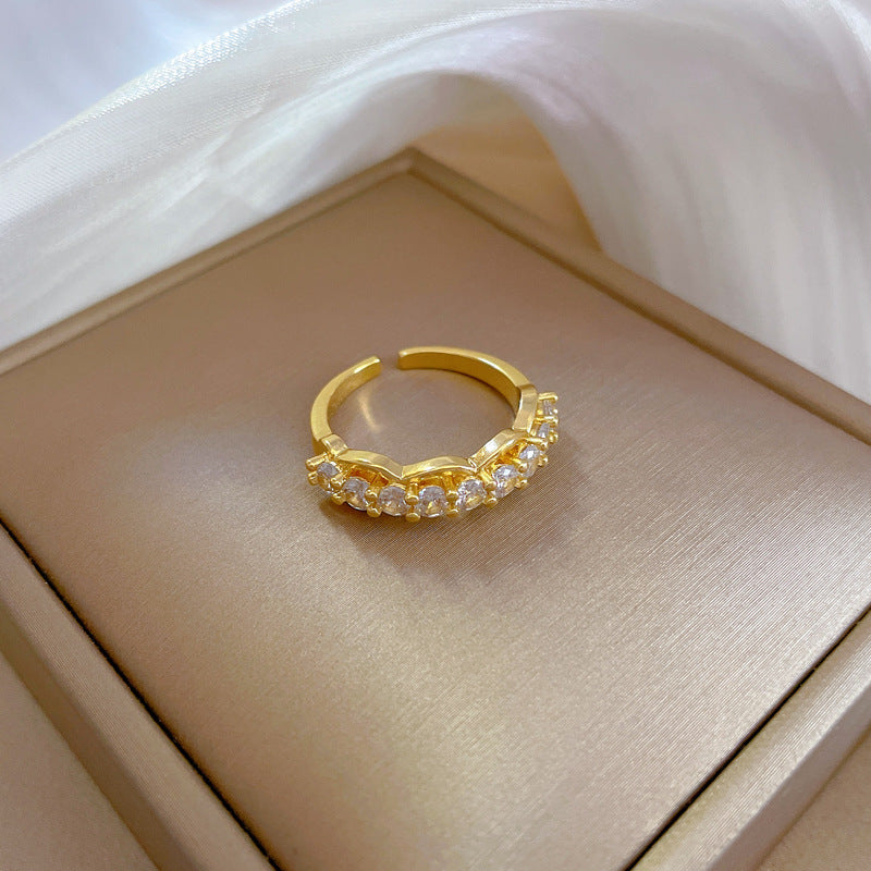 Anillo Minimalista de Latón con Forma de Corona y Baño de Oro para Mujer
