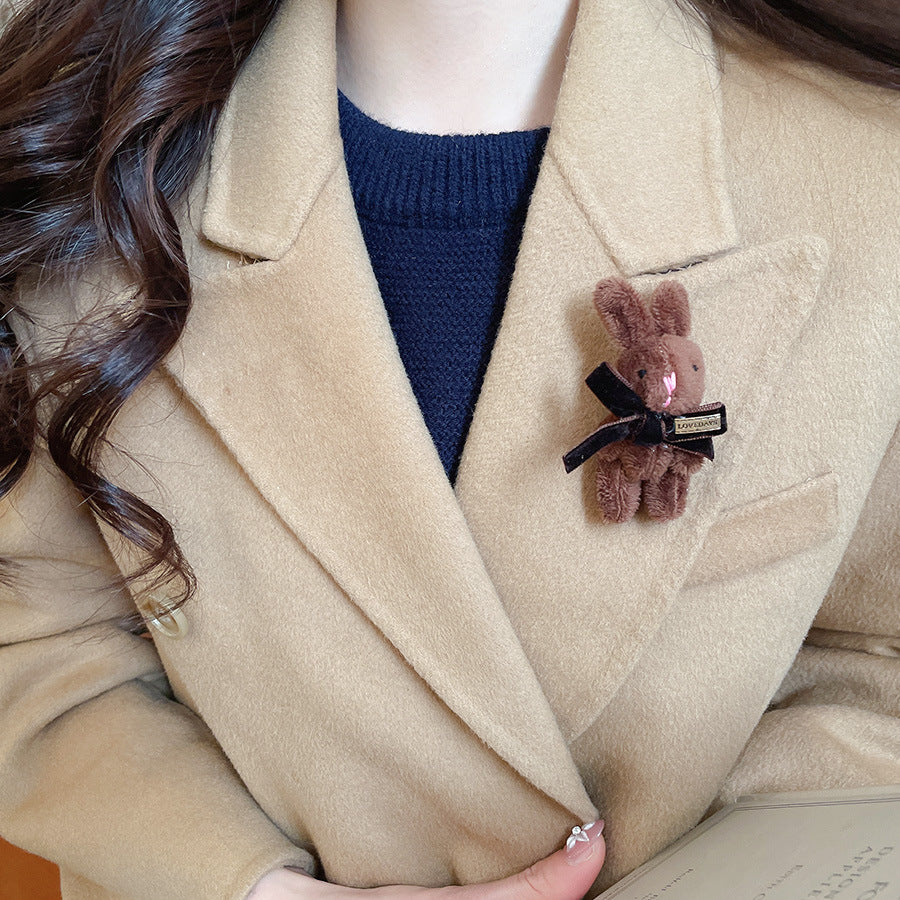 Spilla da donna fatta a mano con orso e gatto floccati, simpatico accessorio a forma di animale cartone animato in stile casual e per il pendolare alla moda