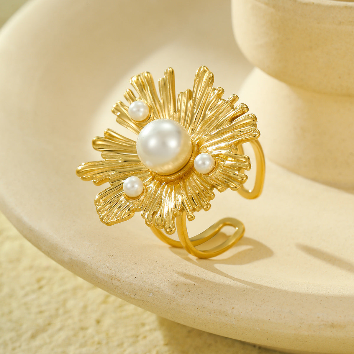 Elegante anillo de acero inoxidable con forma irregular de pétalo e incrustaciones de perlas para mujer, con lujoso acabado texturizado y diseño geométrico