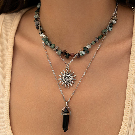 Collana con ciondolo a foglia floreale dolce e audace con nappe, ciondoli a stella e design con perline in lega con galvanica su catena di perline rotonde da donna