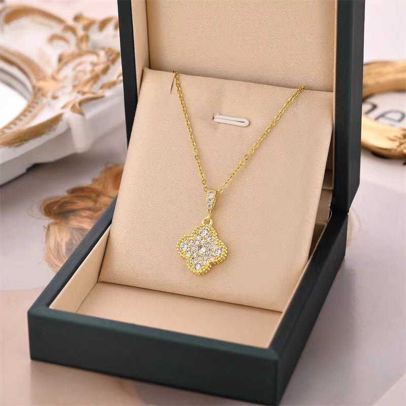 Collana con Pendente Minimalista a Quadrifoglio da Donna in Acciaio al Titanio con Finitura Placcata e Catena Snake
