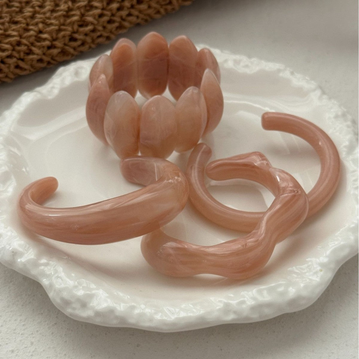 Bracciale da donna minimalista con olio a goccia in resina geometrica sfumata