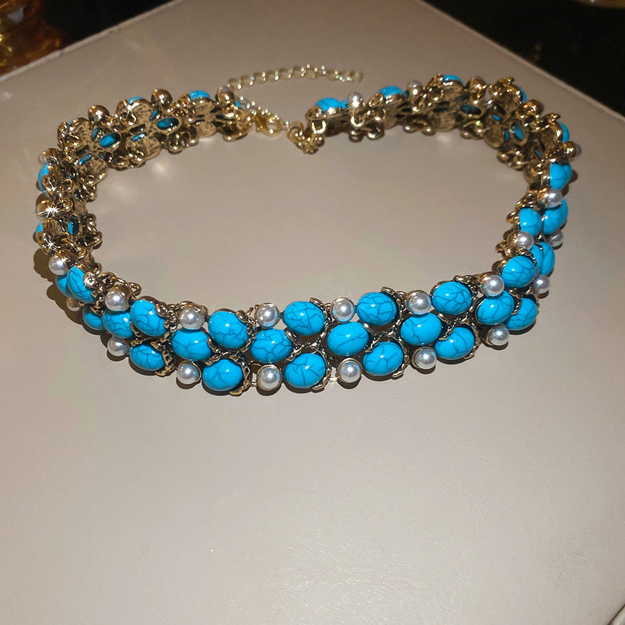 Set di collana con ciondolo rotondo in perle finte placcato in stile vintage con bracciale e orecchini abbinati da donna