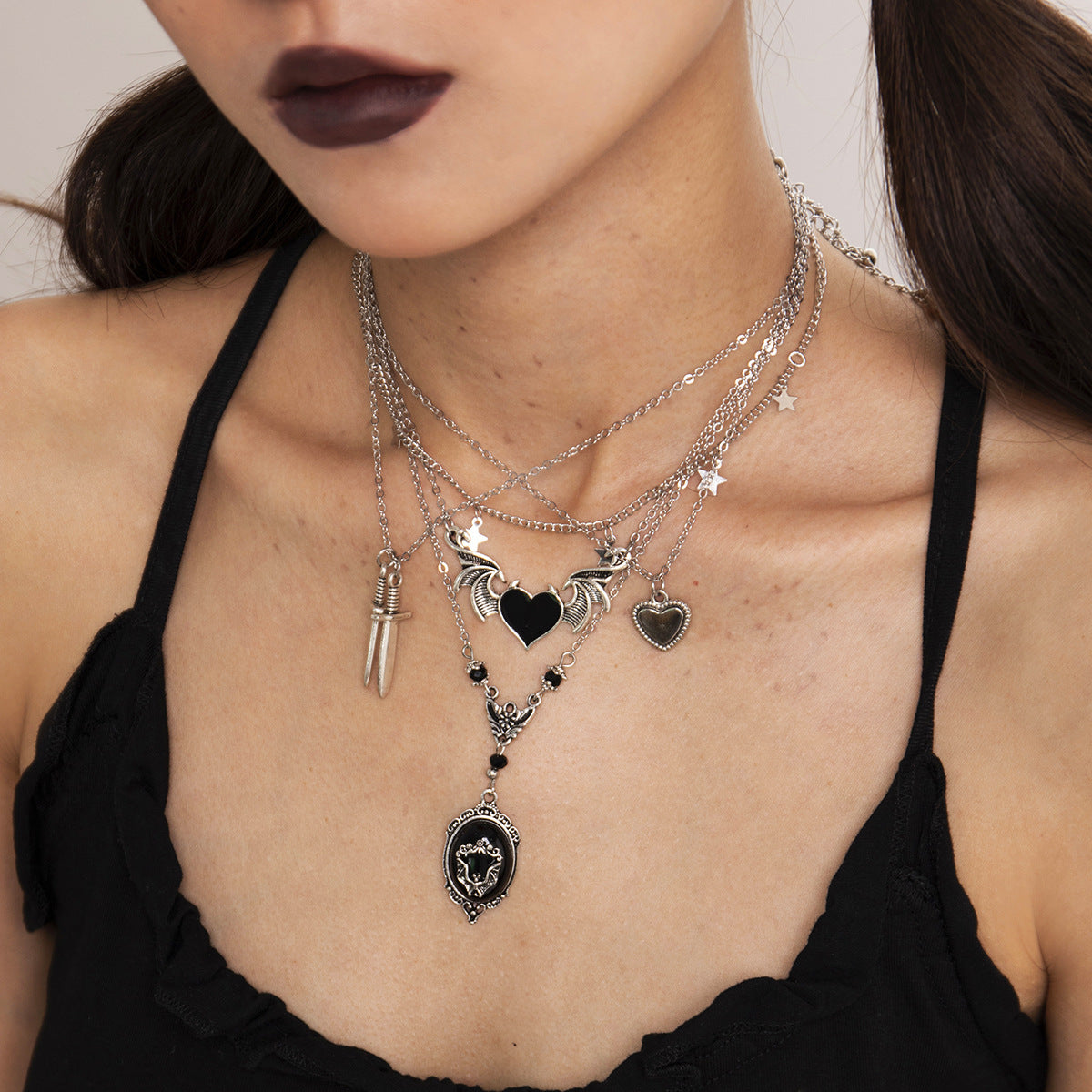 Dulce y Atrevido Collar con Colgante de Daga de Inspiración Vintage con Dijes de Corazón y Murciélago, Acentos de Borlas, Aleación Adornada con Diamantes de Imitación, Acabado Galvanizado para Mujer