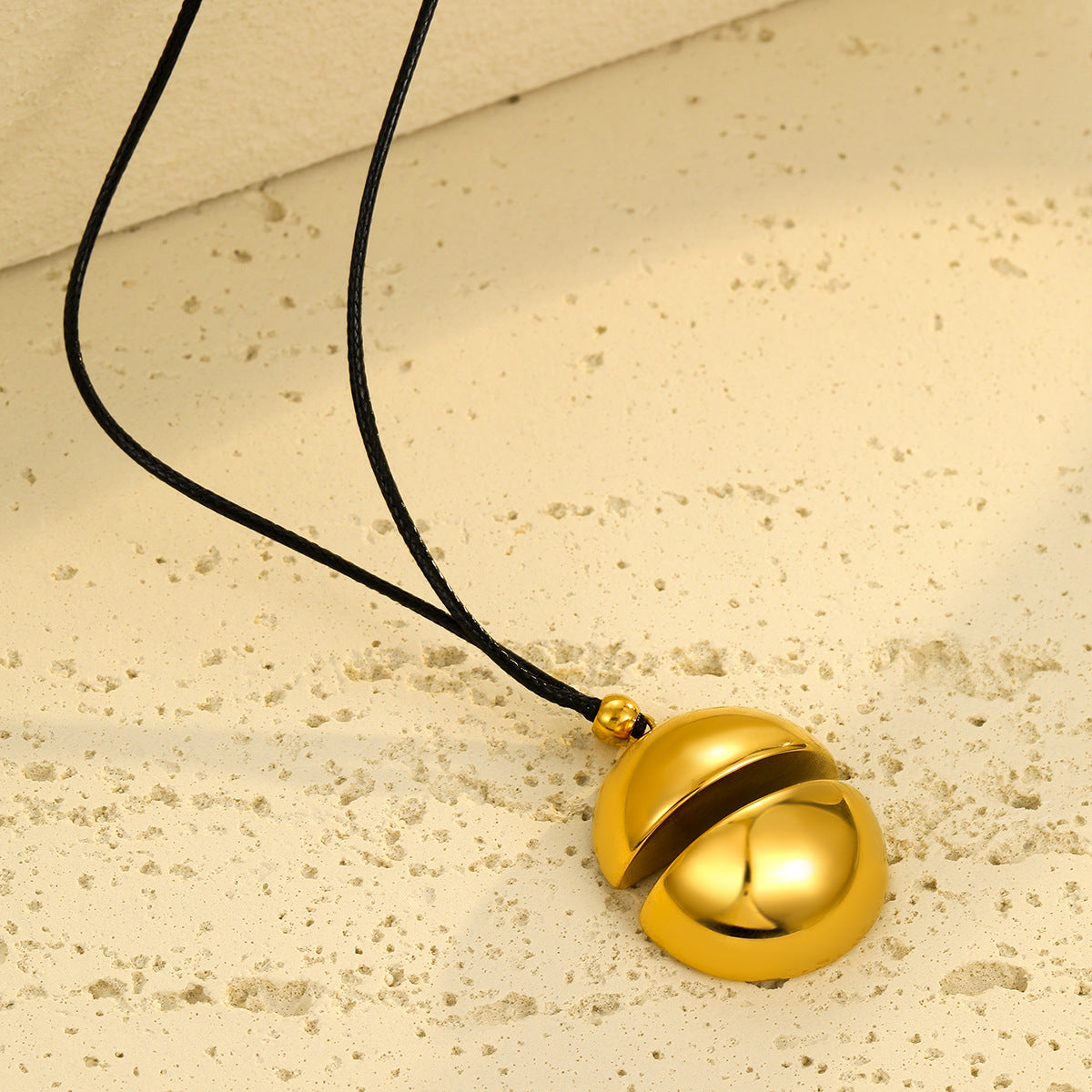 Collar de Acero Inoxidable con Colgante Redondo de Moda y Baño de Oro para Mujer
