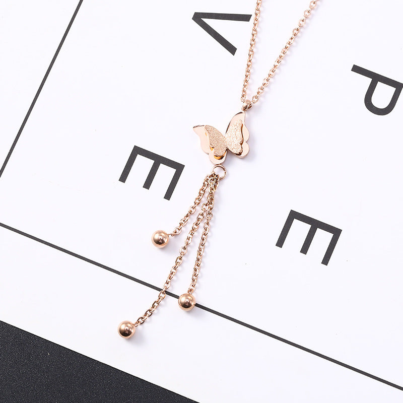 Collar con colgante de mariposa minimalista de acero de titanio con baño de oro para mujer
