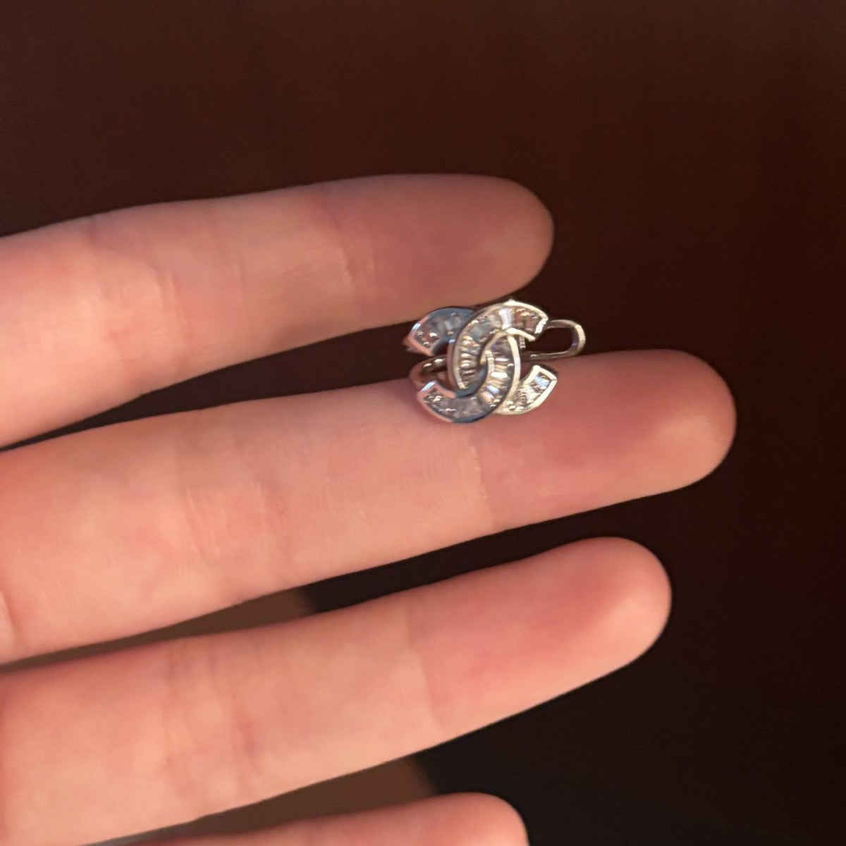 Orecchini a clip a forma di lettera, stile lusso leggero, da donna, in rame con intarsio in zirconi per uso quotidiano e uno stile elegante in ufficio
