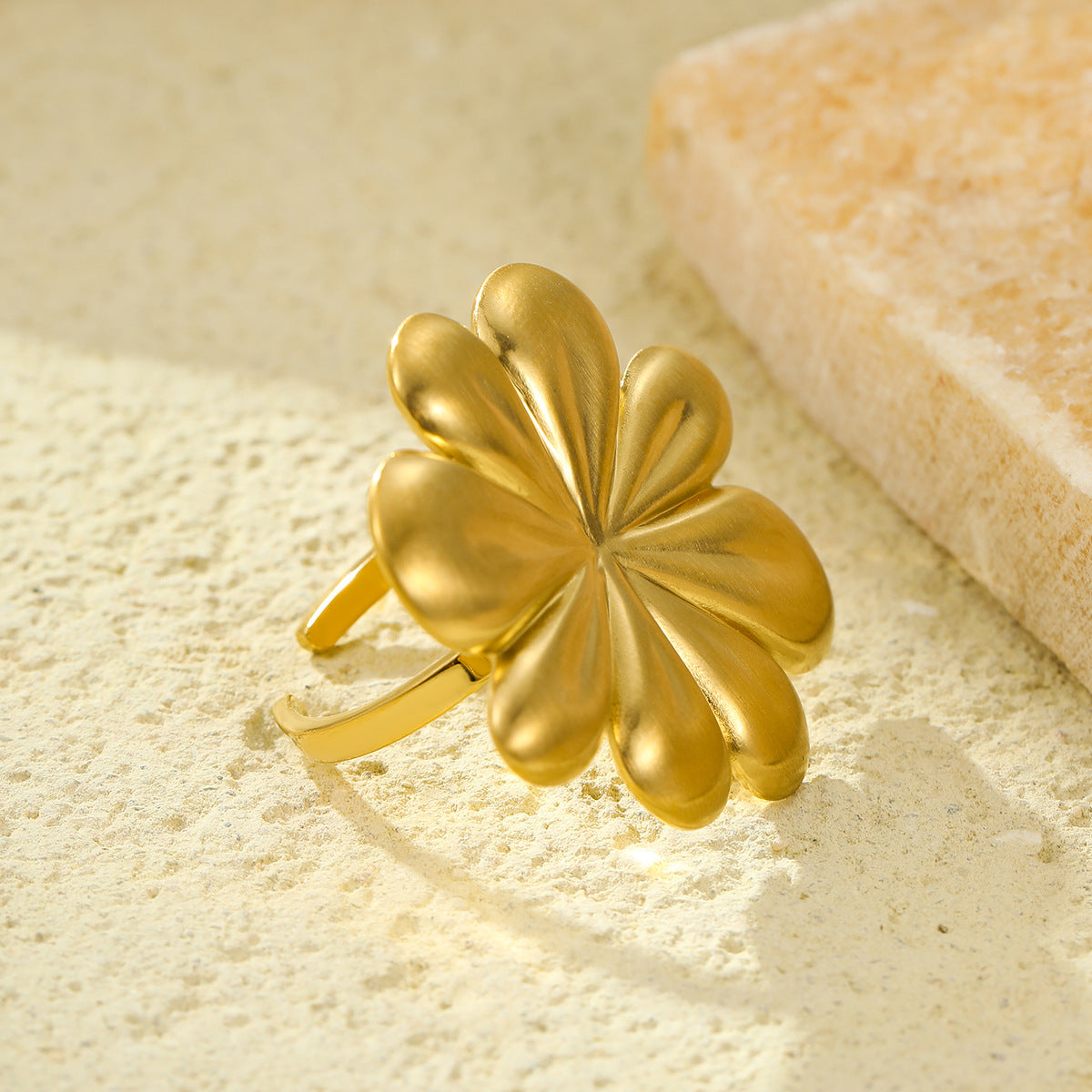 Set di orecchini, bracciale e anello da donna placcati oro 18K in acciaio inossidabile spazzolato, a forma di fiore, in stile vintage