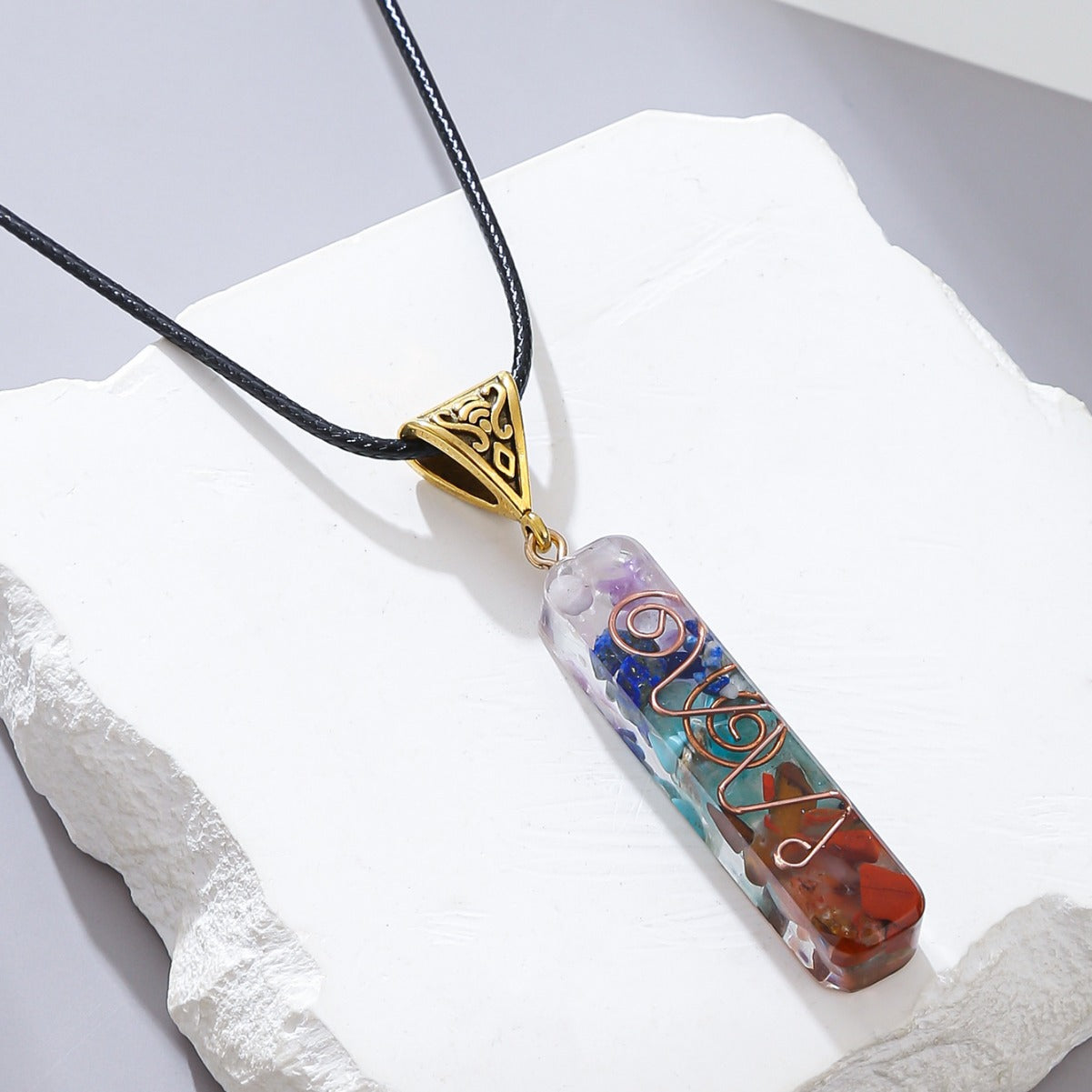 Collana a sospensione geometrica minimalista con catena in metallo galvanizzato e intarsi di pietre preziose miste da donna