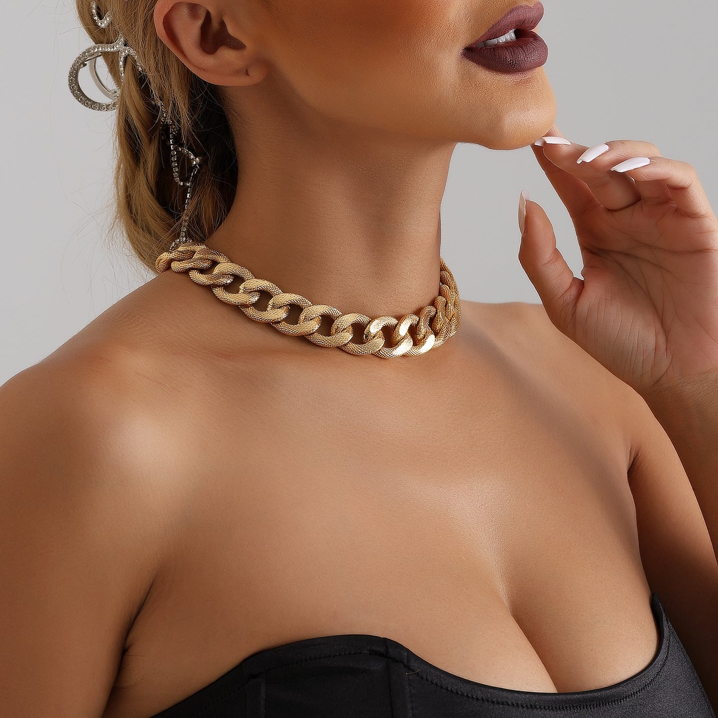 Geometric Chunky Aluminum Choker Necklace for Women with Matte Braided Chain and Electroplated Finish