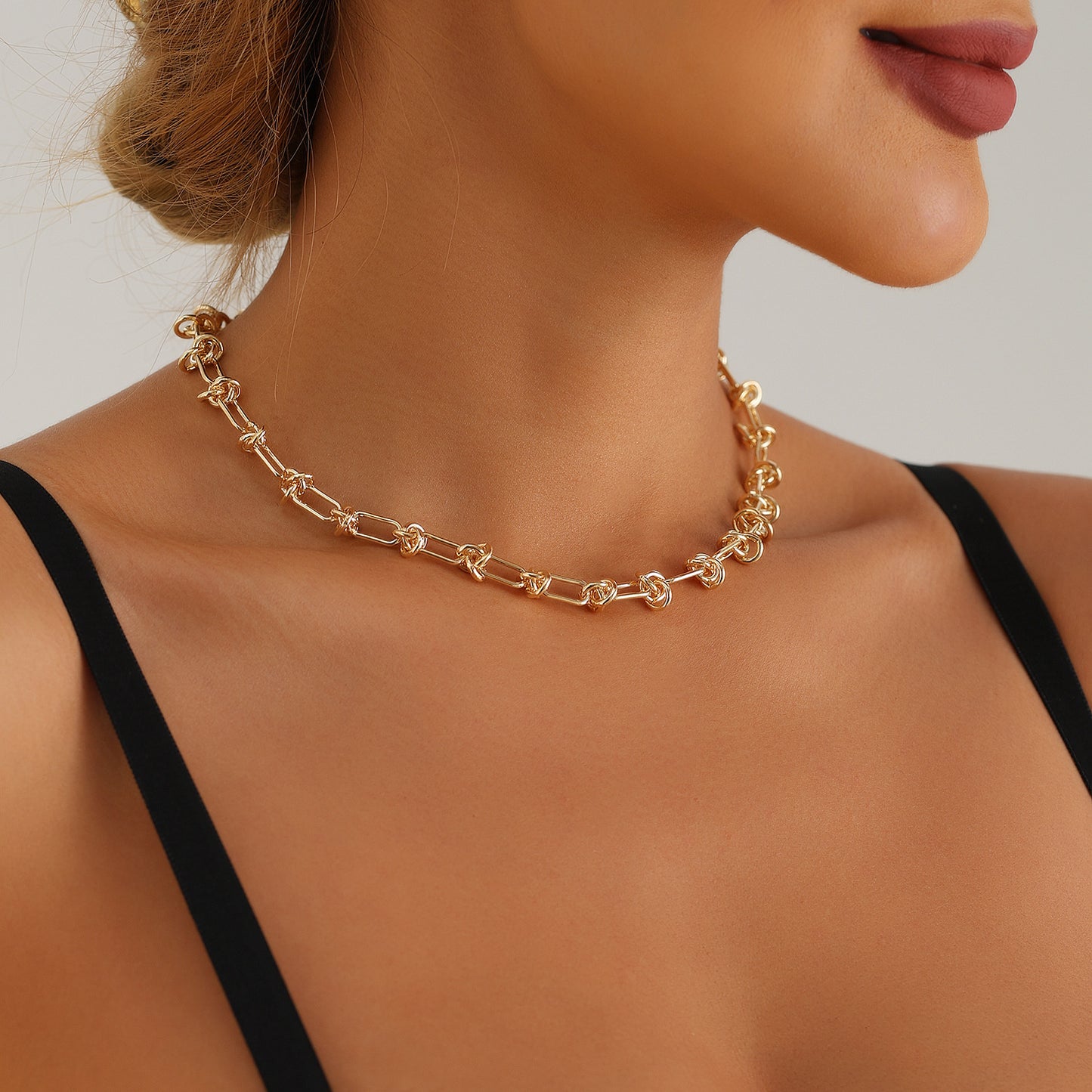 Collar con colgante geométrico en forma de U minimalista para mujer con cadena de metal chapado y diseño delicado para la clavícula