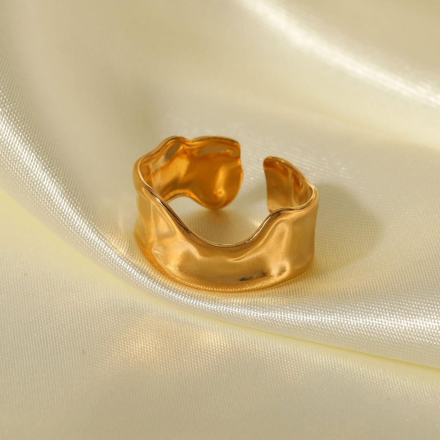 Anello regolabile in acciaio al titanio, geometrico a onde, con trama irregolare stropicciata, placcato in oro 18K sottovuoto, da uomo e donna