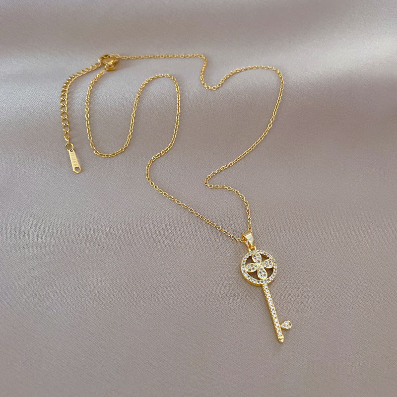 Collana di Lusso in Acciaio al Titanio con Intarsi di Strass Floreali per Donne e Uomini