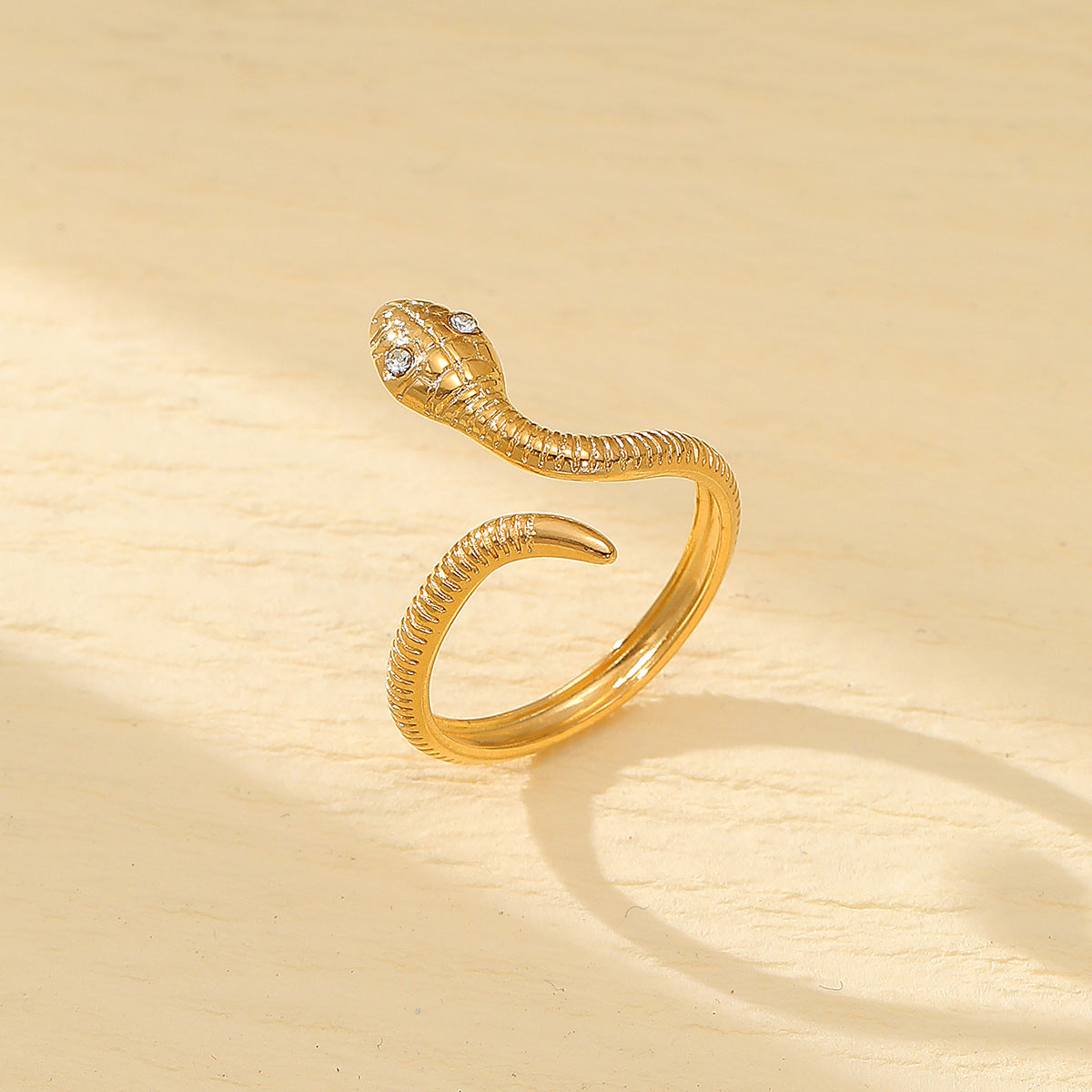 Anillo de acero titanio en forma de serpiente, estilo vintage de lujo ligero para mujer con acabado chapado