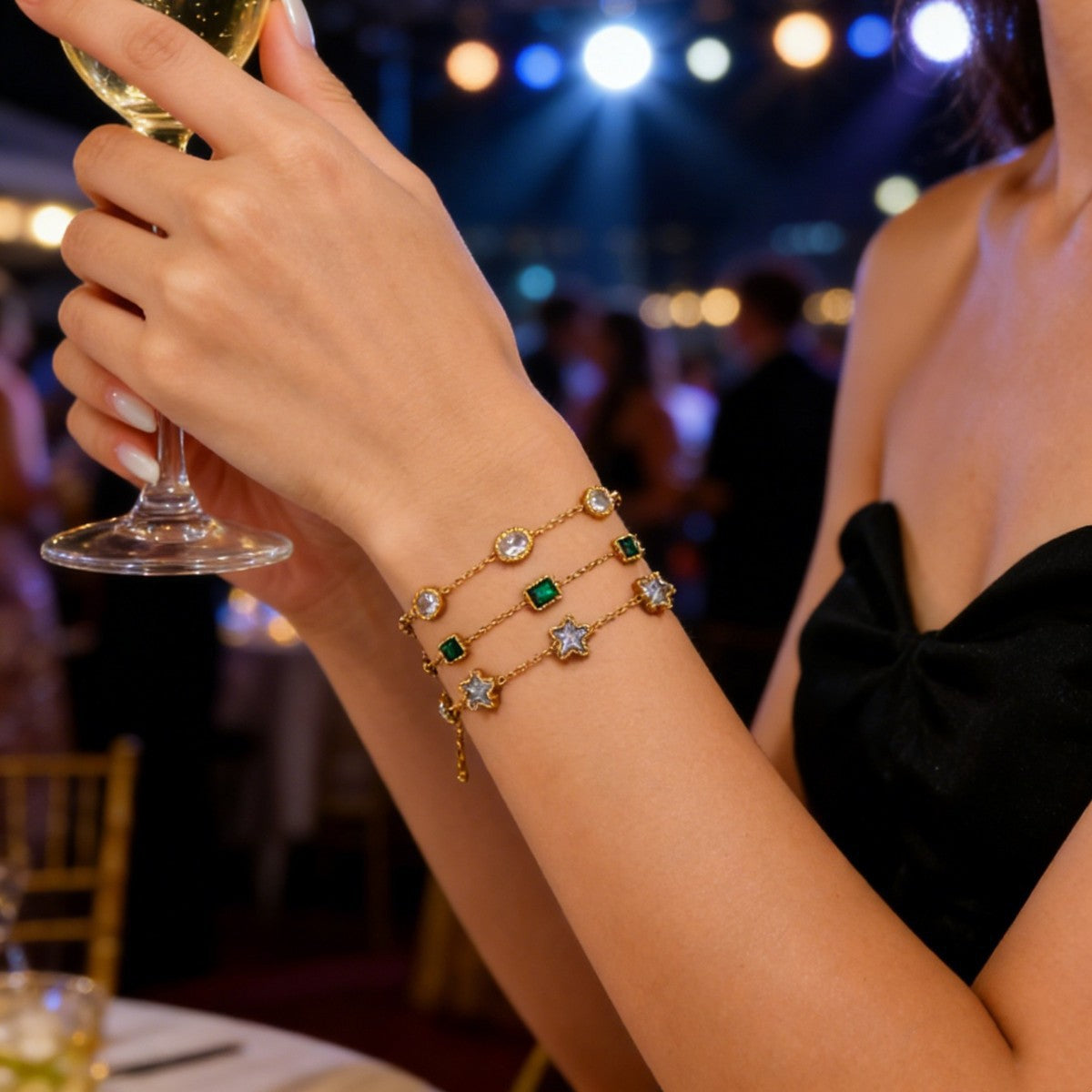 Bracciale elegante in acciaio inossidabile placcato oro 18K con motivo geometrico e intarsio di strass per donna