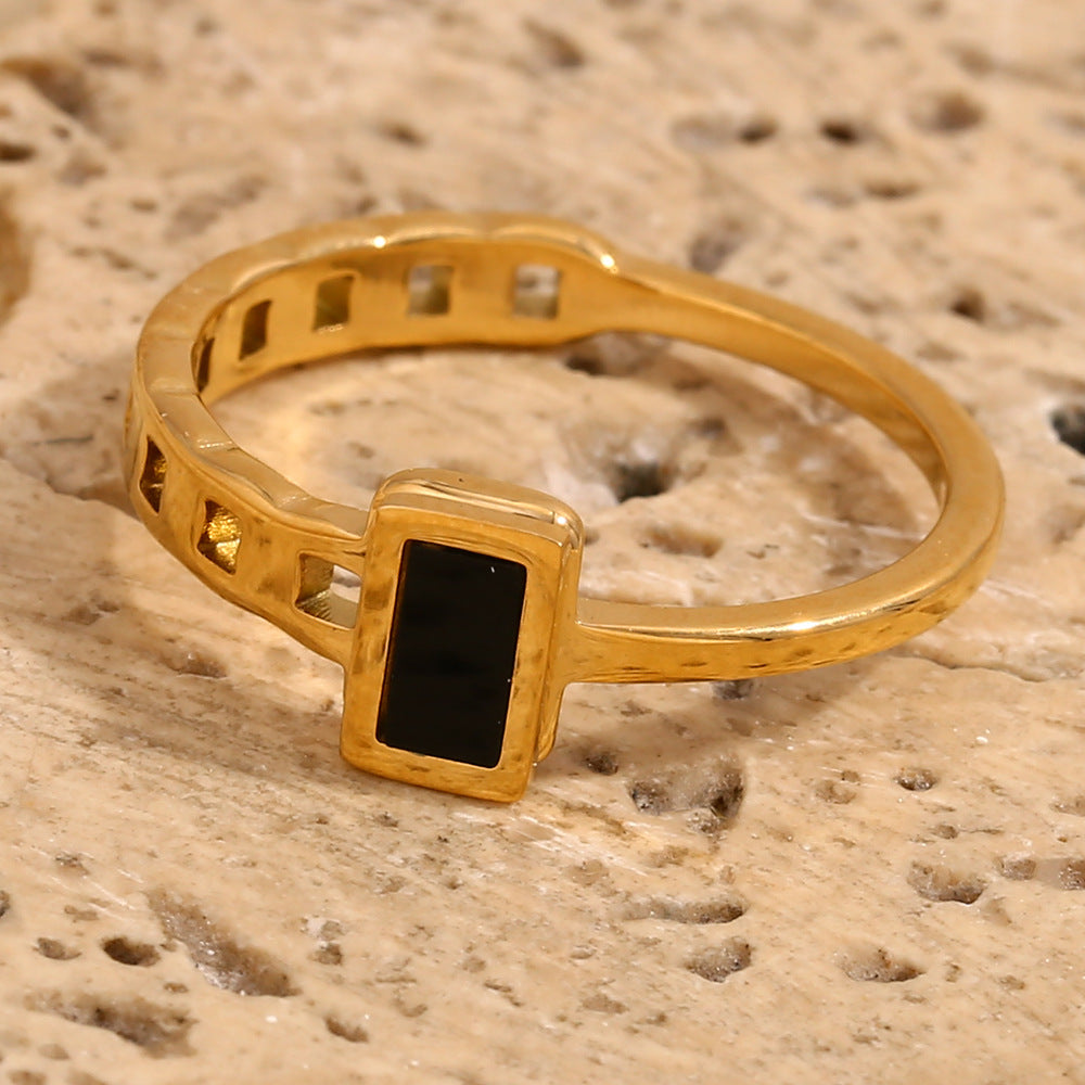 Anello Minimalista Geometrico da Donna in Acciaio Inossidabile Placcato Oro 18K Design Quadrato Asimmetrico in Vinile Nero