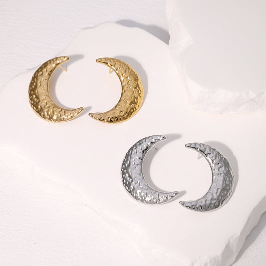 Aretes minimalistas de acero inoxidable con forma de luna y acabado chapado para mujer