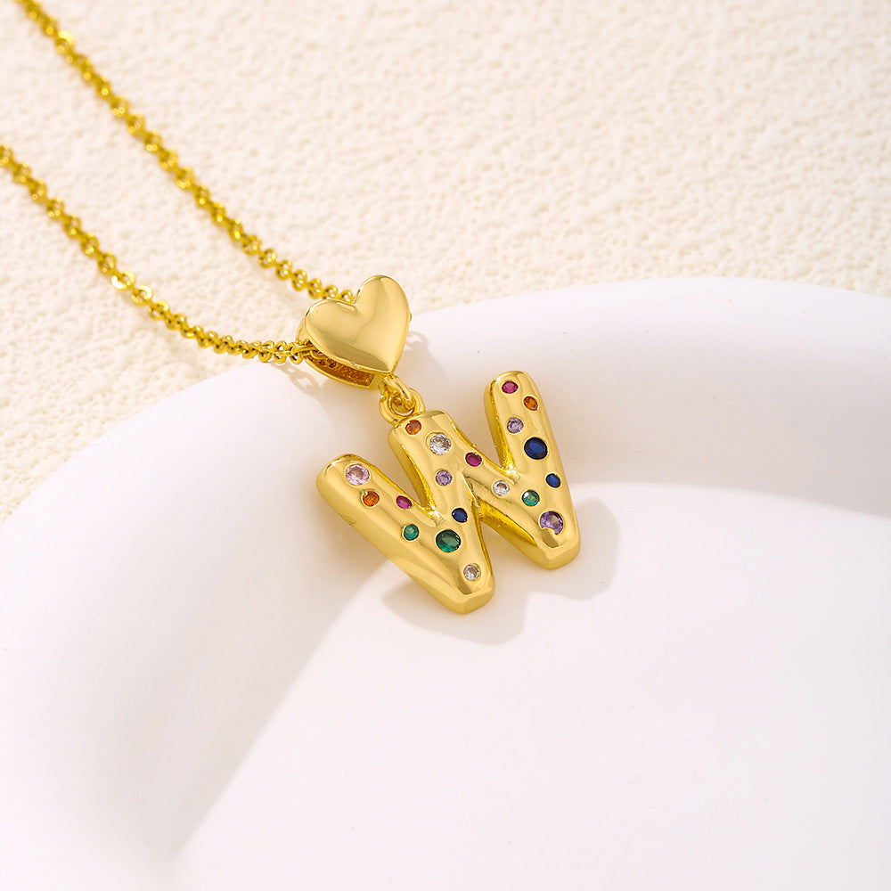 Elegante collana con ciondolo a lettera e cuore da donna in acciaio inossidabile con catena a maglie e dettagli a micro-pavé