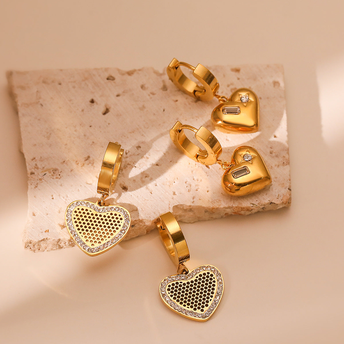 Orecchini Minimalisti a Cuore in Acciaio al Titanio con Placcatura in Oro Vero e Intarsio in Zirconi per Donna