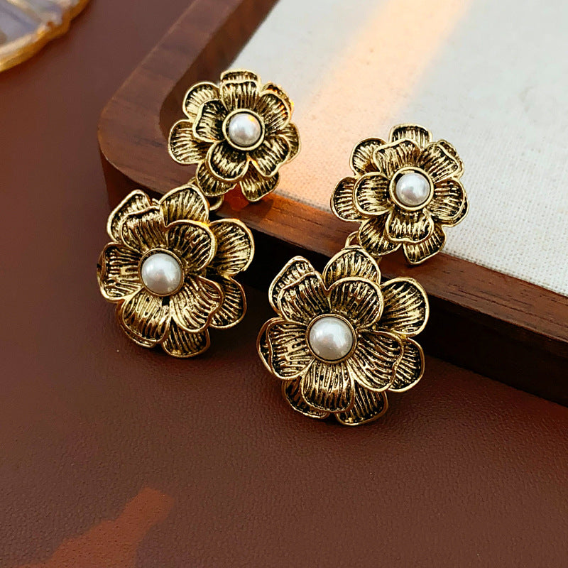 Set di orecchini e catena per clavicola da donna con motivo floreale vintage, perle, ciondolo in lega e finitura placcata