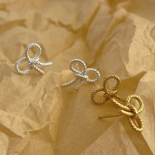 Pendientes Minimalistas de Lazo en Plata de Ley 925 con Baño para Mujer