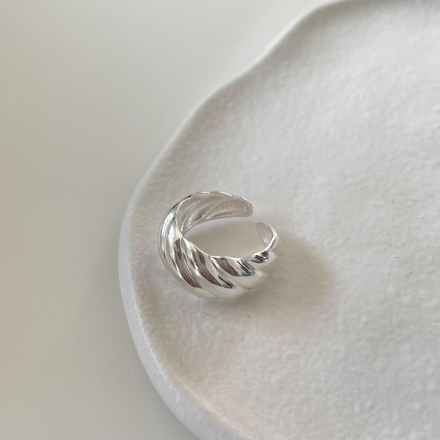 Anillo geométrico minimalista para mujer de plata de ley 925 con banda diagonal texturizada