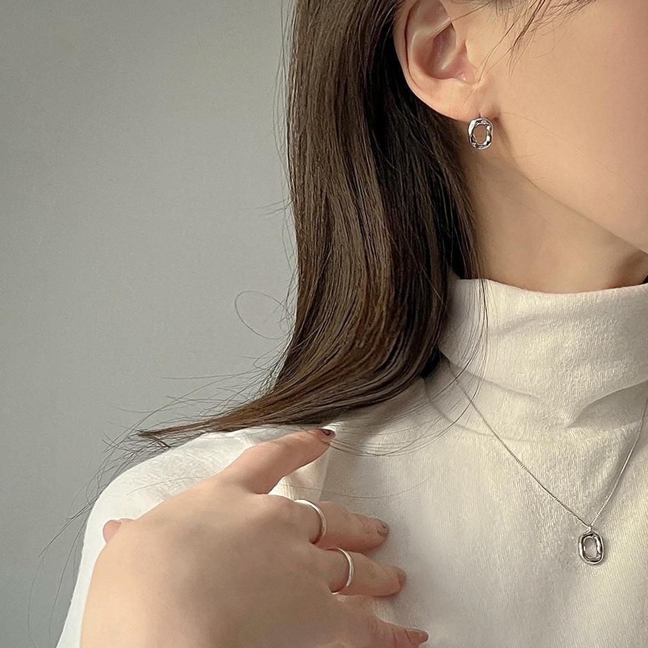 Orecchini a perno da donna asimmetrici a forma di cuore minimalisti in argento sterling 925 con superficie texturizzata