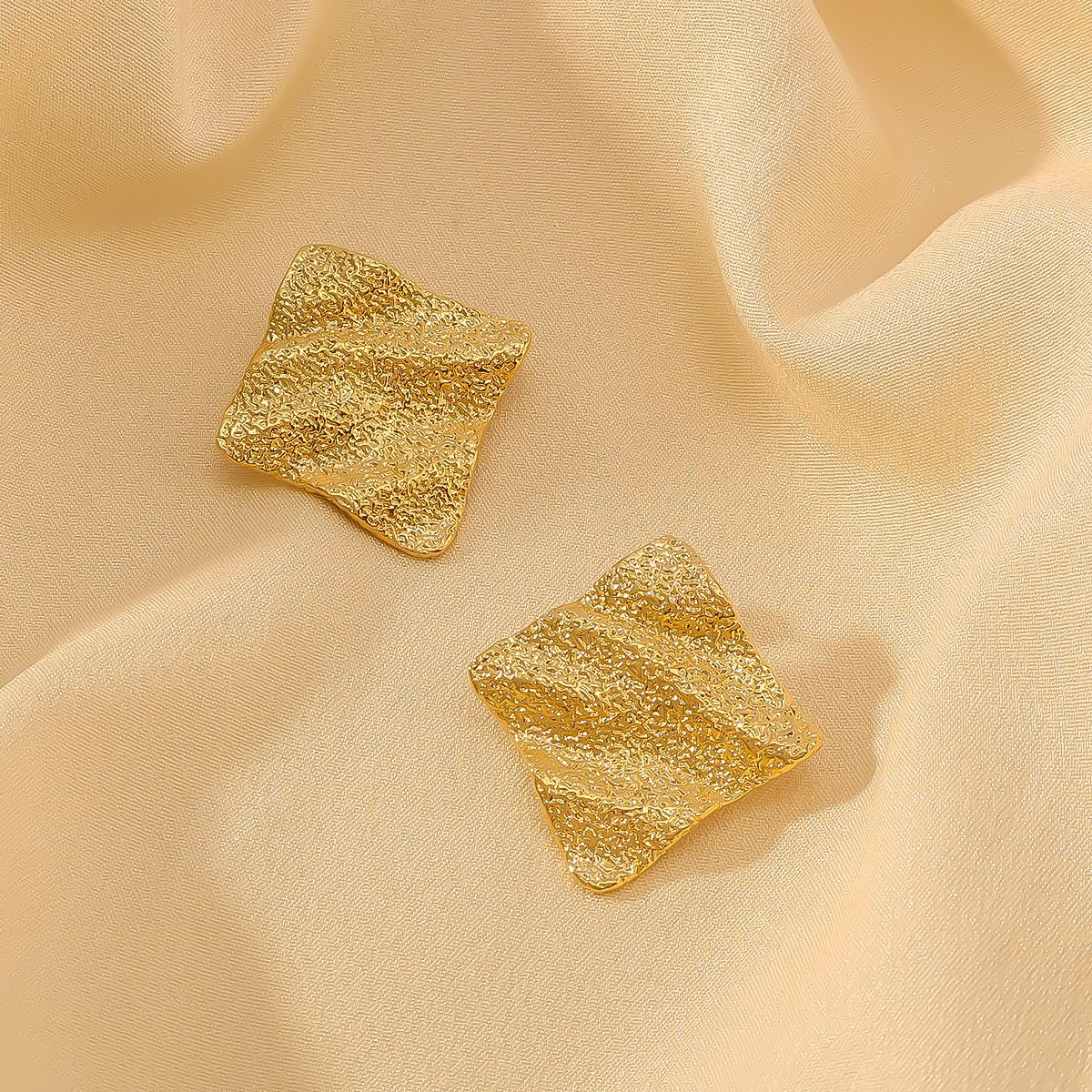 Orecchini da donna minimalisti geometrici in acciaio al titanio con texture quadrata opaca e finitura in oro 18K placcato sottovuoto
