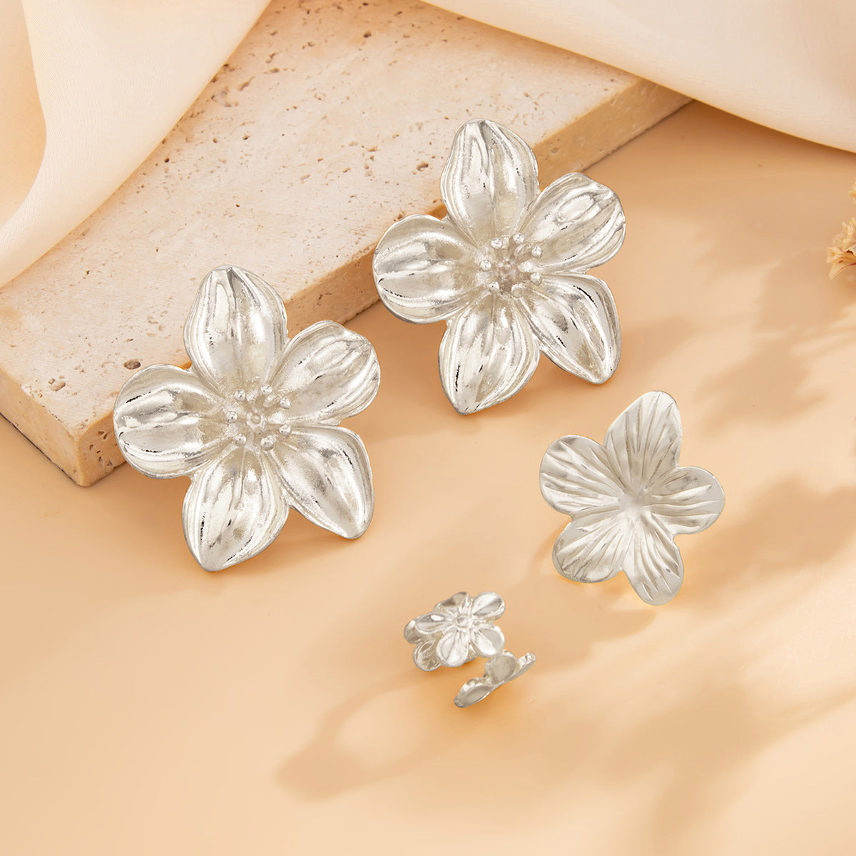 Pendientes de aleación con forma de estrella y flor, estilo bohemio, con incrustaciones de diamantes de imitación para mujer