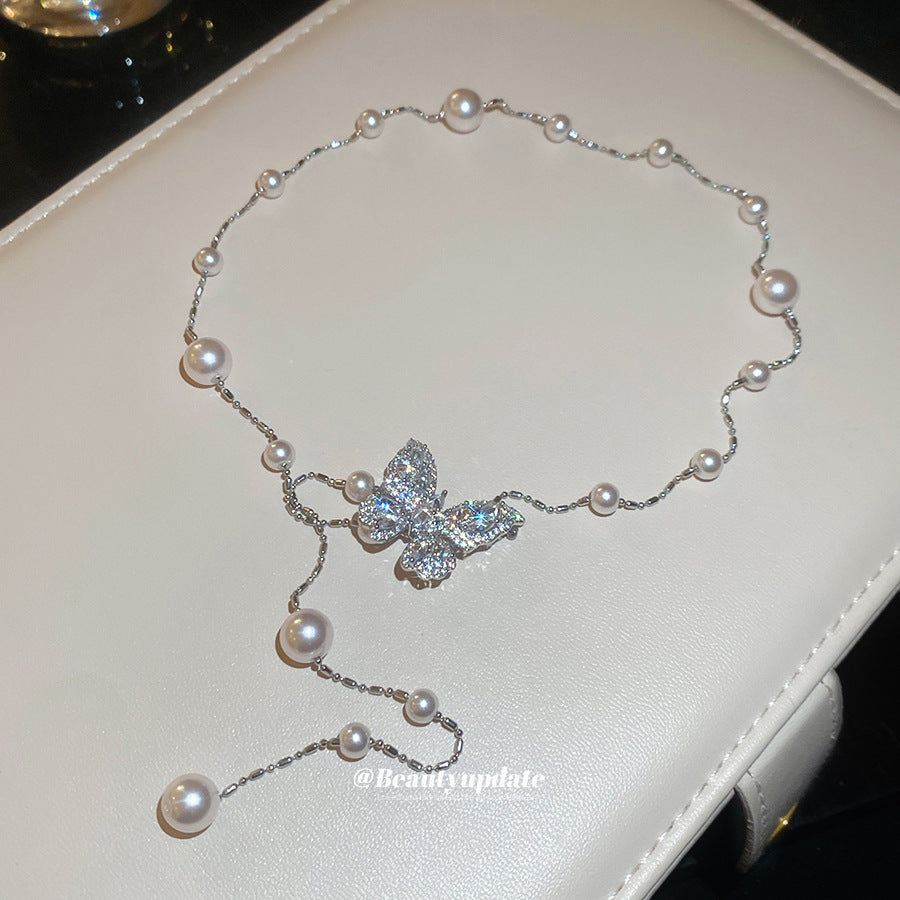 Elegante Collana Pendente a Farfalla Minimalista con Perle Simulate e Intarsi in Zircone per Donne, Catena per Clavicole dall'Estetica Lussuosa e Sofisticata