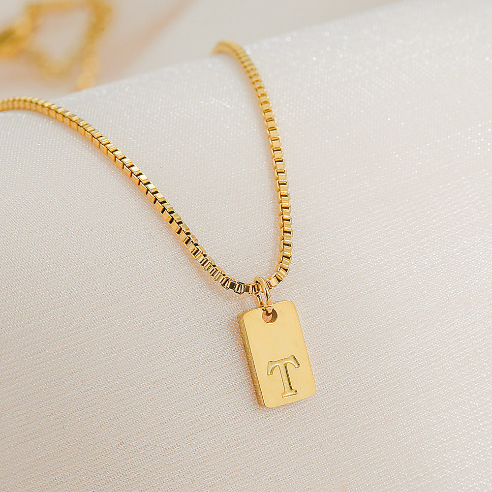 Collar con colgante de letra geométrica minimalista de acero inoxidable con baño de oro de 18 quilates para mujer