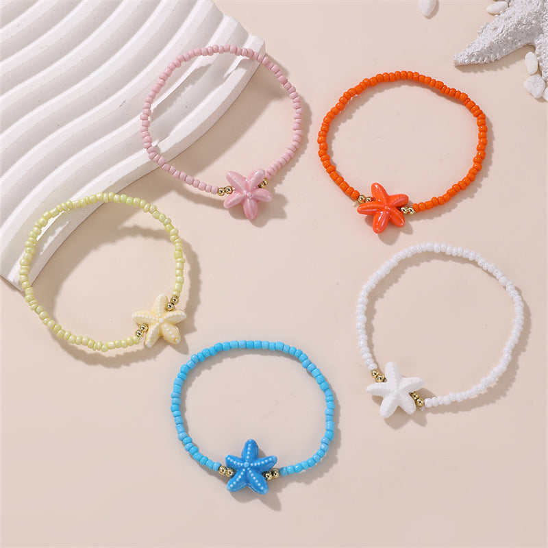 Pulsera de cristal con forma de estrella de mar, minimalista, para niñas, con acabado artesanal y diseño inspirado en el océano.