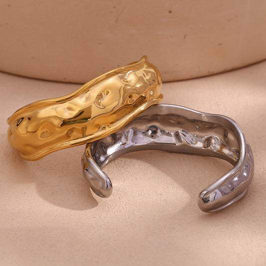 Pulsera minimalista chapada en oro de 18 quilates de acero inoxidable con textura de onda y acabado martillado