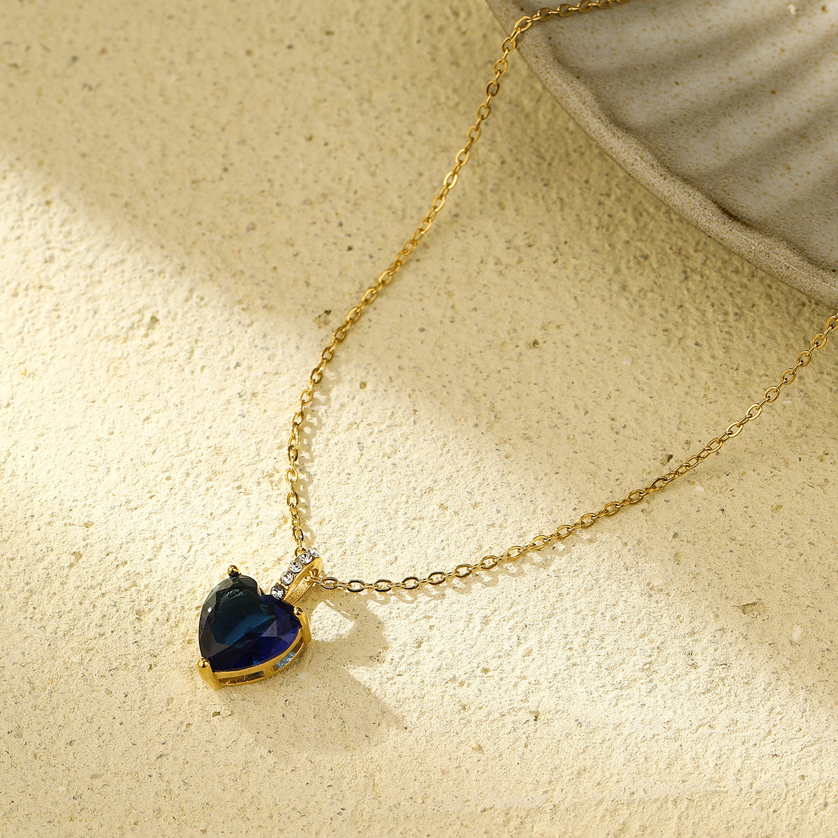 Fashionable Heart-Shaped Titanium Steel Necklace with Rhinestone Inlay for Women, Electroplated Stainless Steel Pendant on Classic Chain