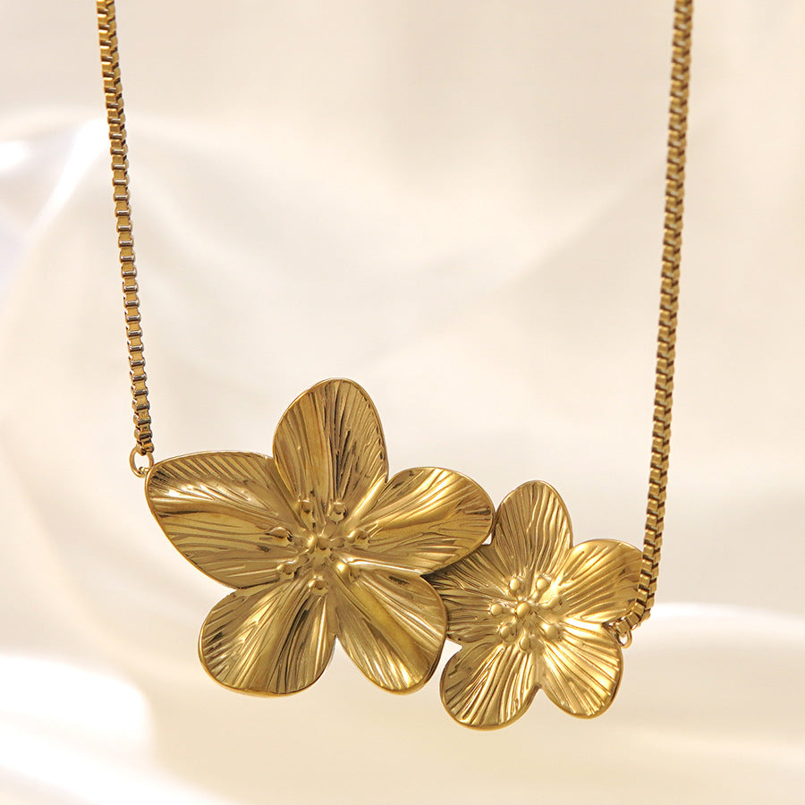 Collana da donna vintage placcata oro 18 carati con ciondolo floreale in acciaio inossidabile e catenina a maglie.