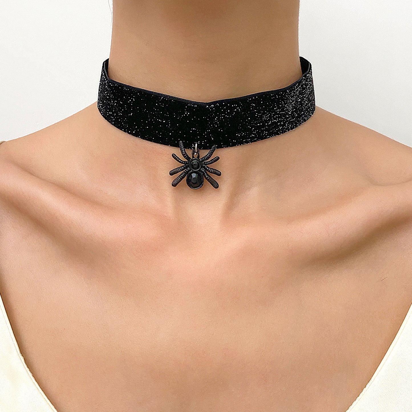 Collana girocollo Gothic Lolita con fascia in velluto, accenti floreali e geometrici, ciondolo in lega per donna