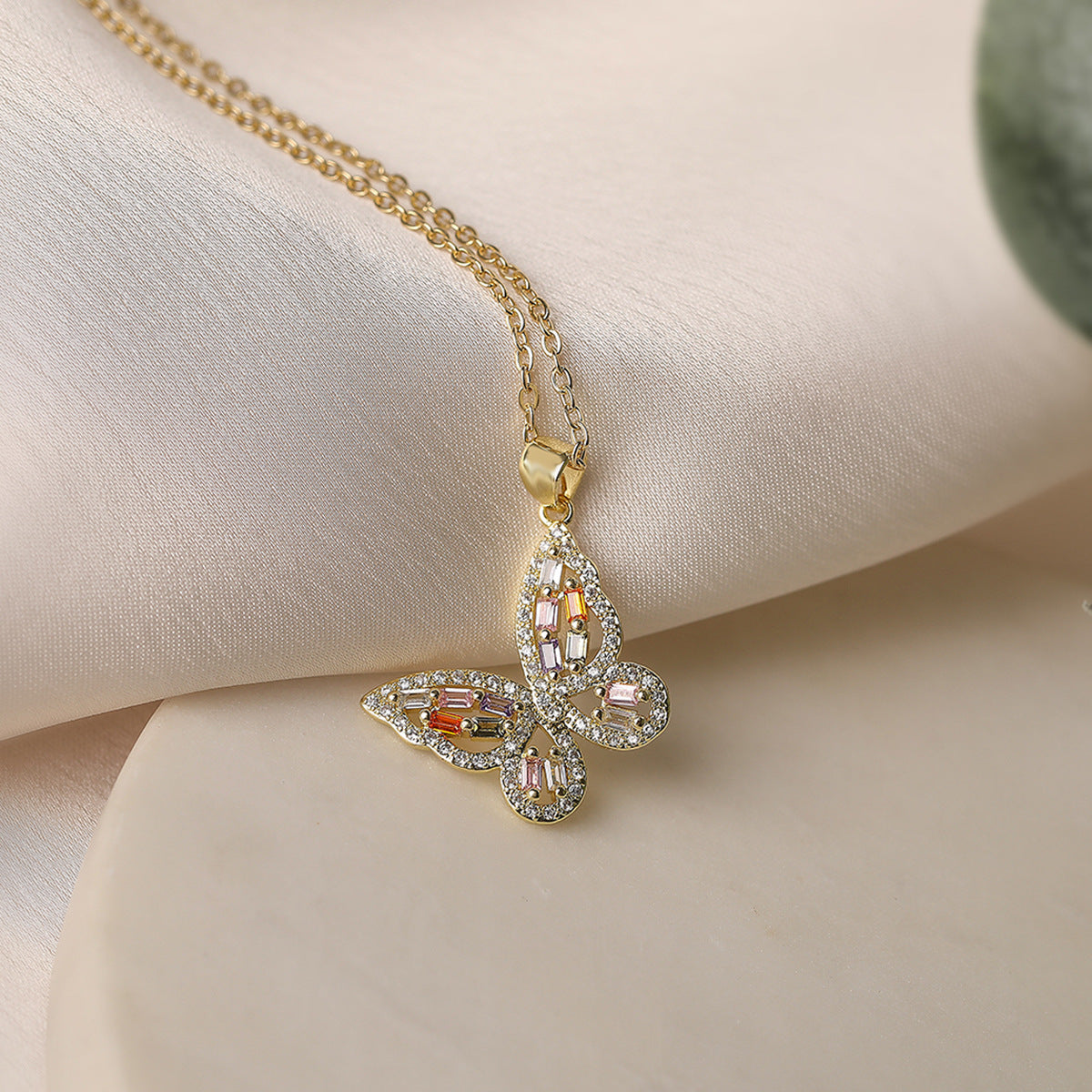 Collana Minimalista a Forma di Farfalla in Rame con Placcatura in Oro 18K e Intarsio di Zirconi per Donna