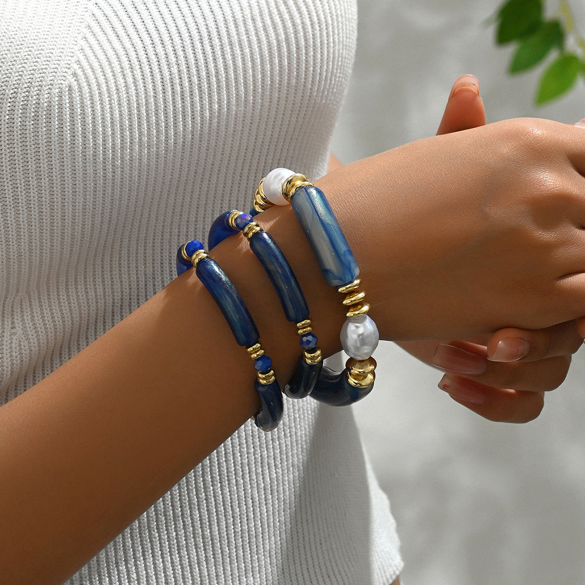 Bracciale minimalista in resina da donna con design a più strati di perline, ovali geometrici e accenti lineari