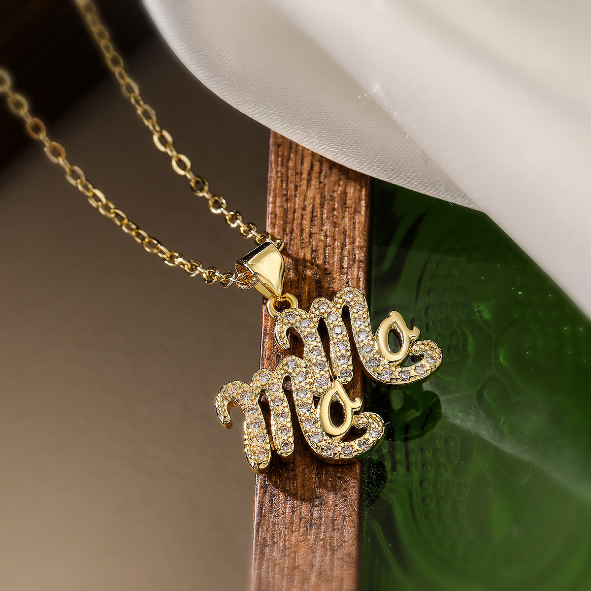 Collar con colgante MAMA geométrico minimalista para mujer con base de cobre y chapado en oro de 18 quilates, incrustaciones de diamantes de imitación