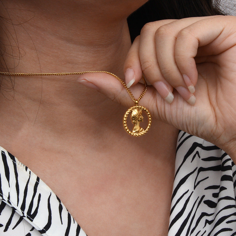 Collana con pendente a moneta con ritratto a rilievo geometrico minimalista in acciaio inossidabile con finitura placcata da donna