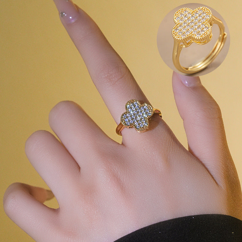 Minimalist Clover-Shaped Copper Ring with Gold Plating and Rhinestone Inlay for Unisex Wear