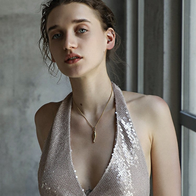 Collana con ciondolo a forma di salmone minimalista di tendenza per donna, in acciaio inossidabile con placcatura in oro 18 carati, design animale, per uso quotidiano