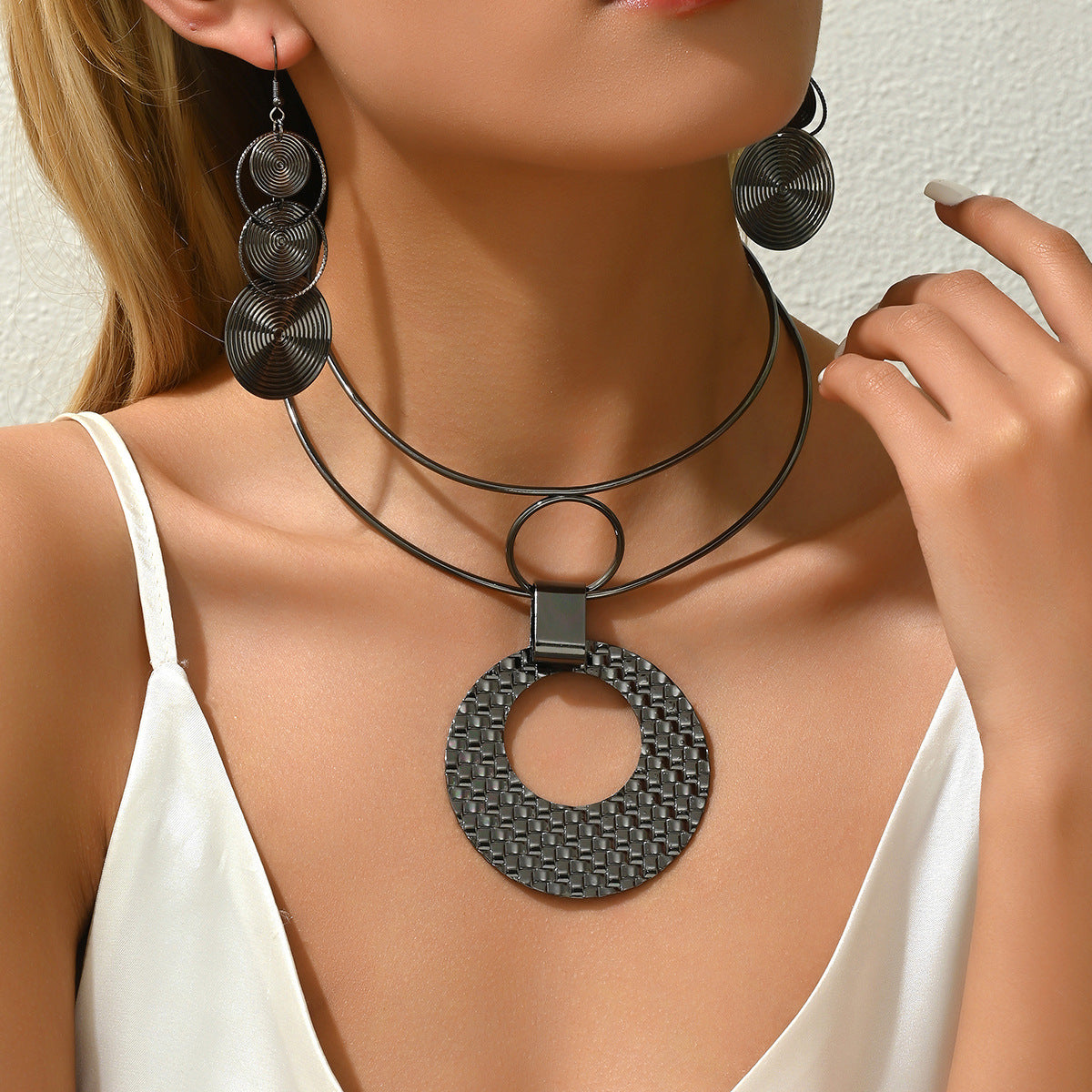 Set Collana con Ciondolo Geometrico Minimalista e Orecchini da Donna in Lega con Finitura Galvanizzata